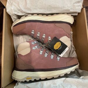 Pink hiking boots - jack wolfskin